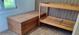 Litera de madera con baúl