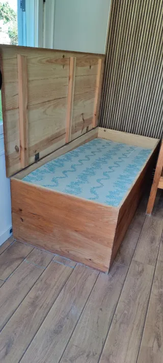 Litera de madera con baúl