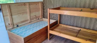 Litera de madera con baúl