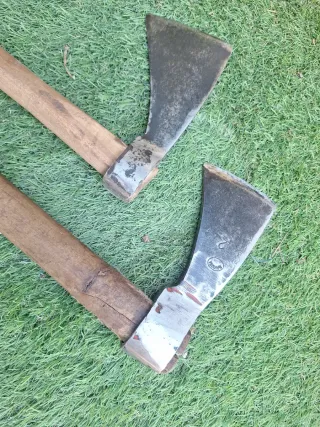 Lote 2 hachas antiguas de madera