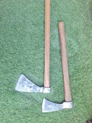 Lote 2 hachas antiguas de madera