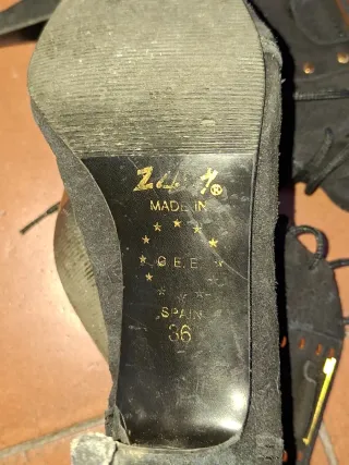 BOTINES DE ANTE NEGROS CON CORDONES