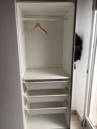 Armario blanco con puertas correderas