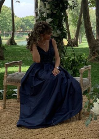 Vestido “ROSA CLARÁ” de fiesta azul con pedrería.
