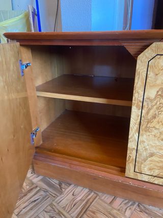 Mueble de madera con puertas