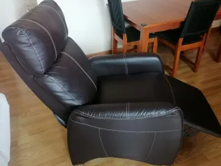 Sillón reclinable de piel marrón