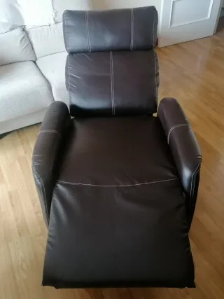 Sillón reclinable de piel marrón