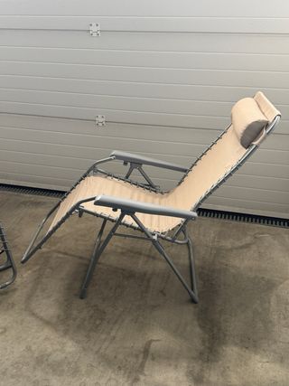 Tumbonas reclinables beige y grises