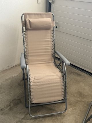 Tumbonas reclinables beige y grises