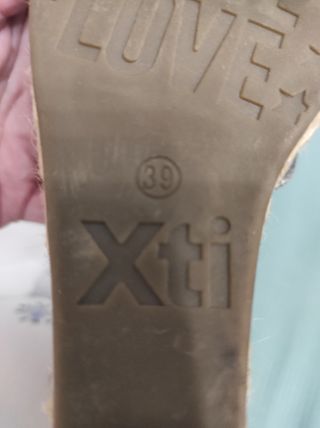 Alpargatas cuña plateadas y beige.