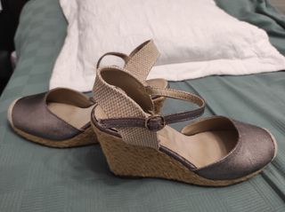 Alpargatas cuña plateadas y beige.