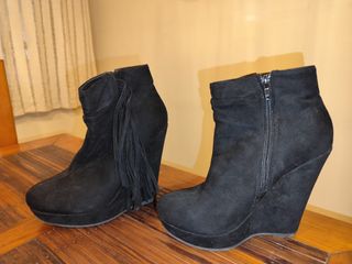 Botines negros cuña con cremallera