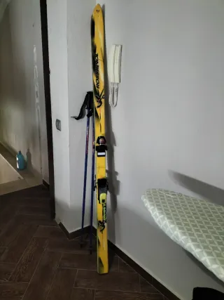 Esquís Rossignol con bastones.