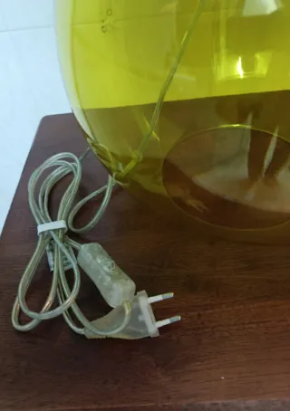 Lámpara de mesa con base de cristal que se ilumina