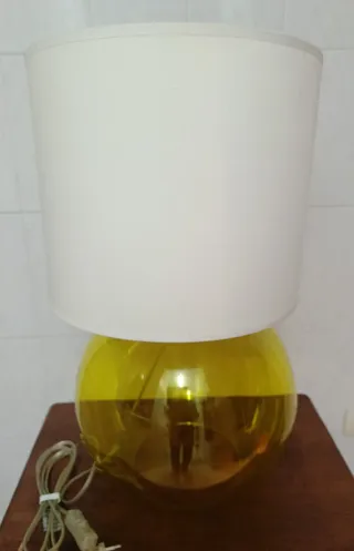 Lámpara de mesa con base de cristal que se ilumina