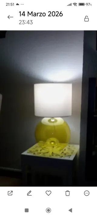 Lámpara de mesa con base de cristal que se ilumina