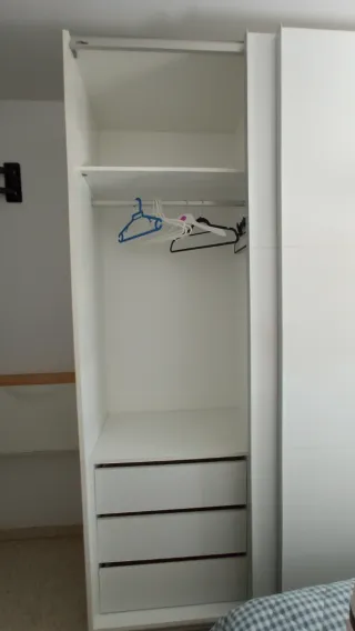 Armario puertas correderas blanco +  2 cajoneras