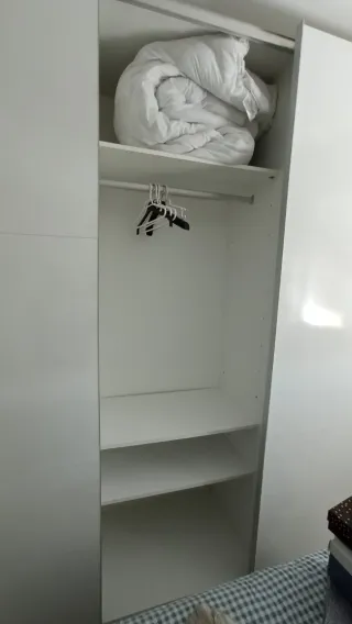 Armario puertas correderas blanco +  2 cajoneras