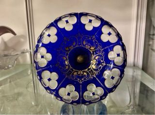 Centro de mesa cristal Bohemia azul con base metál