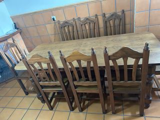 Mesa y 8 Sillas de Madera.