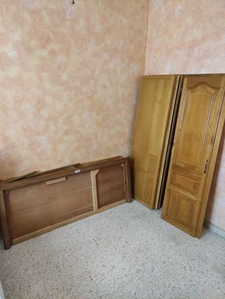 Guardaroba in legno massello a tre ante