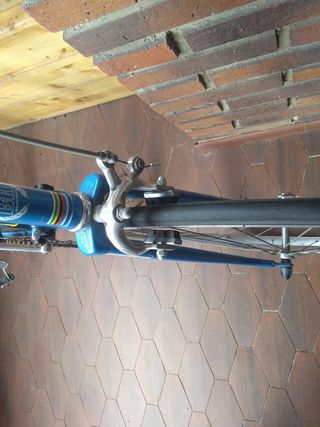 Bicicleta BH azul carretera