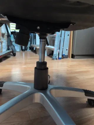 Silla de oficina gris regulable