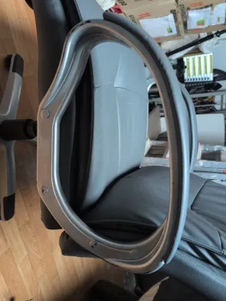 Silla de oficina gris regulable