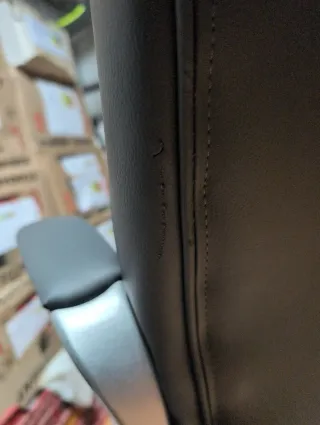 Silla de oficina gris regulable