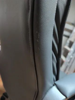 Silla de oficina gris regulable