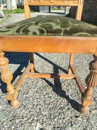 Silla de madera tallada con asiento de terciopelo