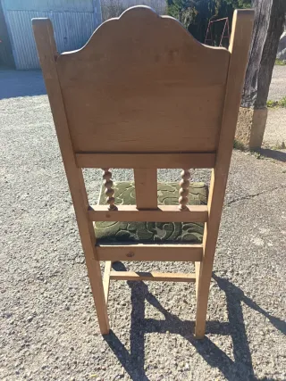 Silla de madera tallada con asiento de terciopelo