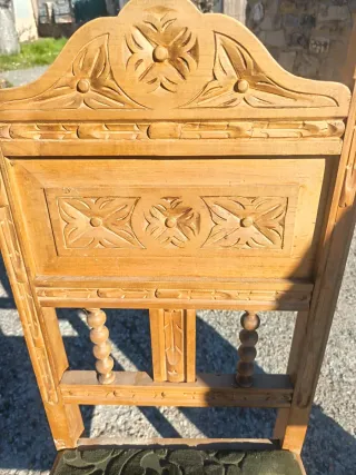 Silla de madera tallada con asiento de terciopelo