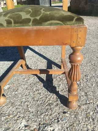 Silla de madera tallada con asiento de terciopelo