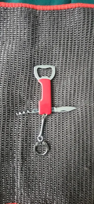 Portachiavi multiuso con apribottiglie e cavatappi