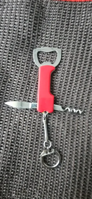 Portachiavi multiuso con apribottiglie e cavatappi