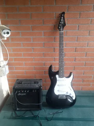 Guitarra Eléctrica Sonora Negra y blanca