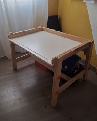 Escritorio infantil IKEA regulable + cubos