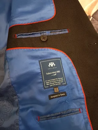 Traje de caballero negro con forro azul