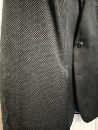 Traje de caballero negro con forro azul
