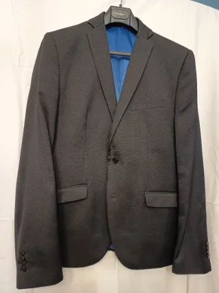Traje de caballero negro con forro azul