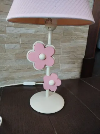 Lámpara infantil flor rosa mesita