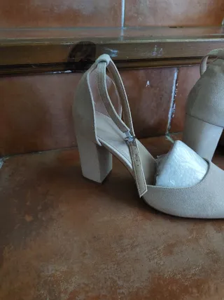 Scarpe col tacco beige