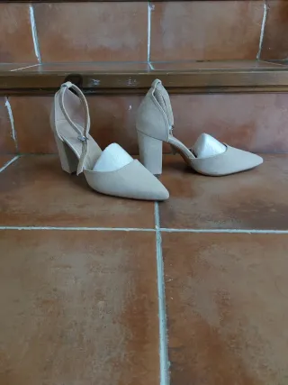Scarpe col tacco beige