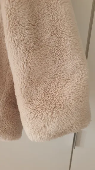 Giacchetta corta in pelo sintetico beige da donna