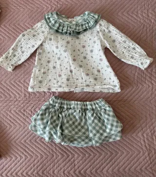 Conjunto de camisa y braguita con volantes.