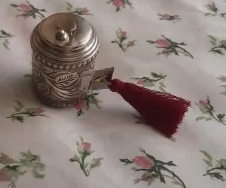 Antigua cinta métrica enrollable