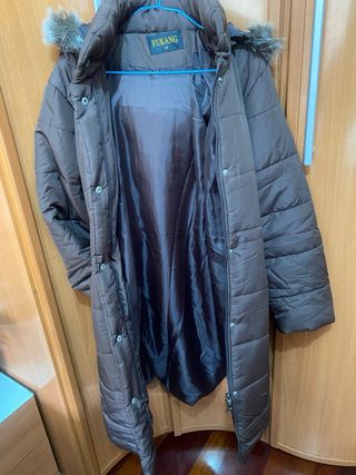 Abrigo acolchado marrón con capucha