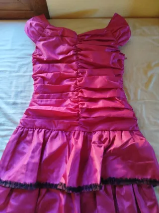 Vestido fiesta fucsia con volantes