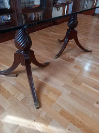 Comedor clásico mesa cristal y sillas madera